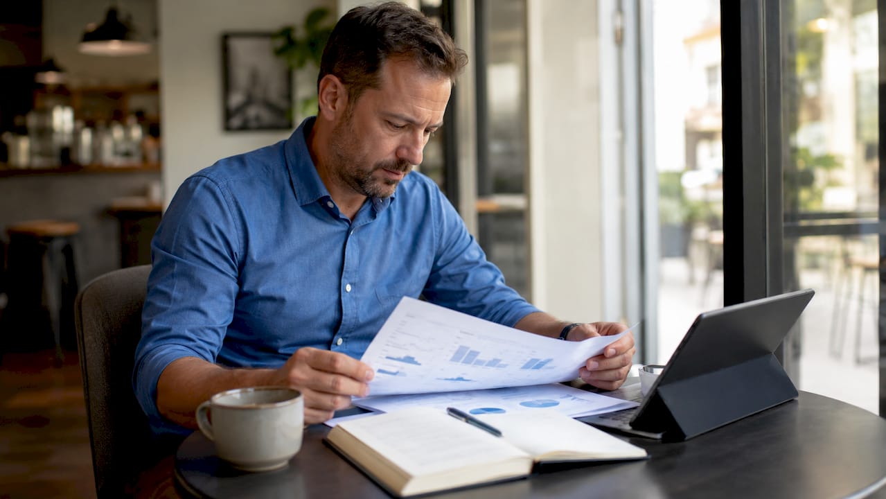 Een online marketeer die de resultaten van een advertentiecampagne analyseert.