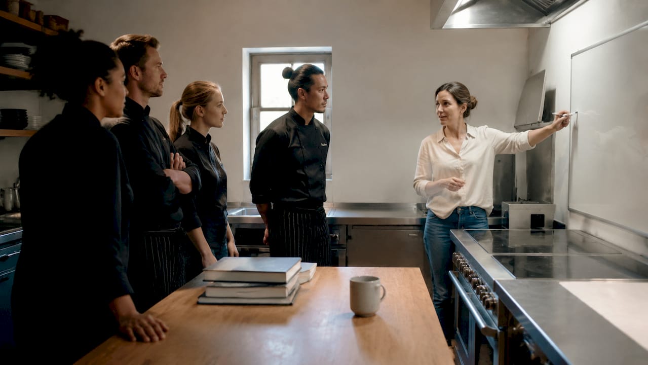 Energiecoach geeft keukenteam horeca praktische training
