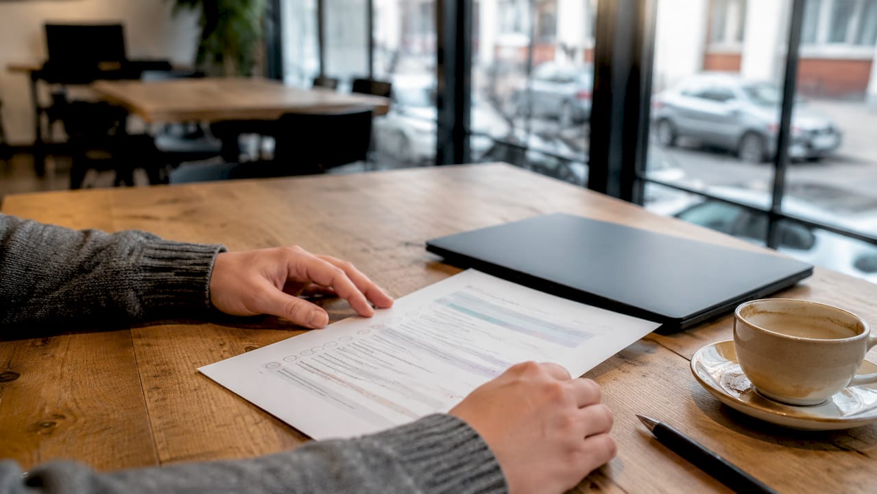 Iemand bladert aandachtig door een checklist voor online marketing.
