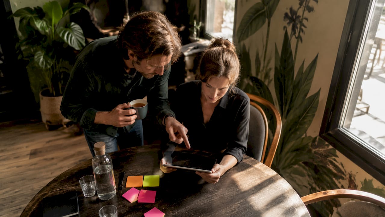 Horecaondernemers gaan op kantoor met elkaar in gesprek over plannen om duurzamer te werken.