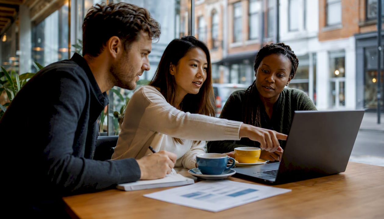 Het team overlegt samen over de aanpak van een nieuwe Google Ads-campagne.