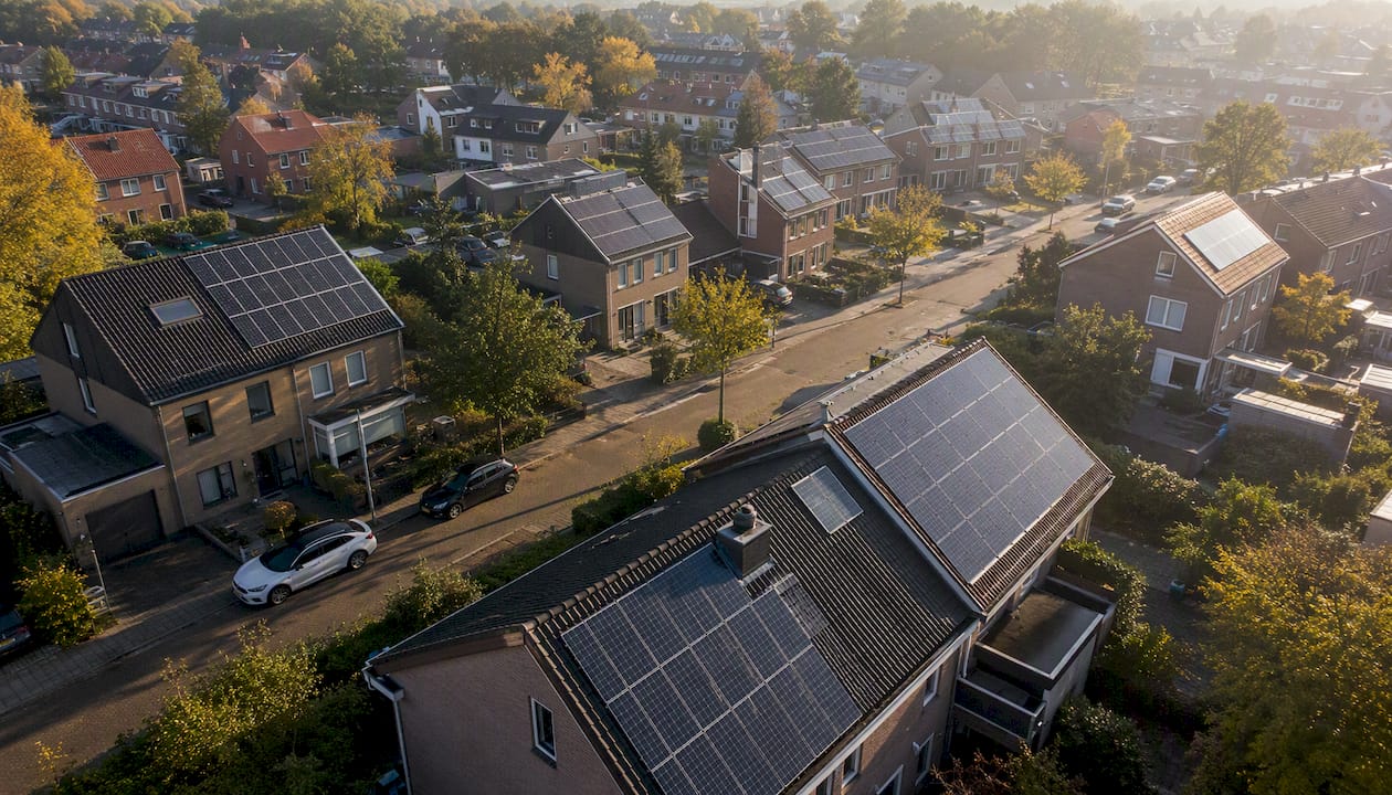 In steeds meer buurten zie je daken vol liggen met zonnepanelen.