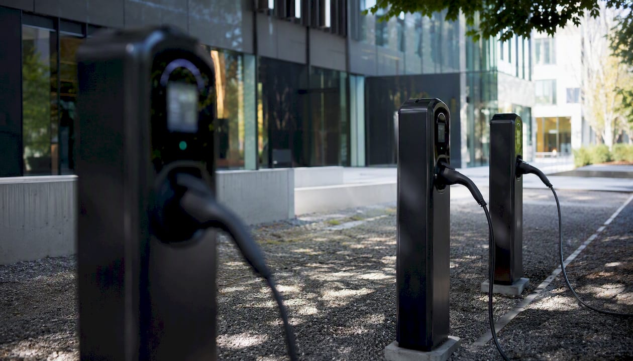 Op het parkeerterrein bij het bedrijf zijn vier laadpunten voor elektrische auto's beschikbaar.