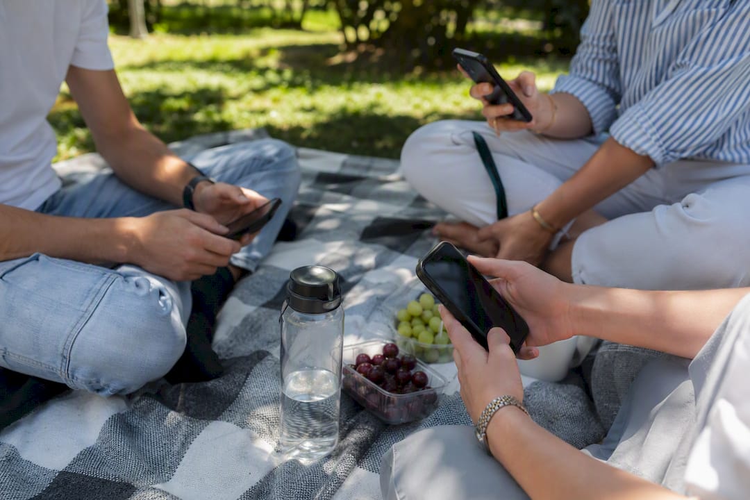 Mensen van middelbare leeftijd die buiten op hun smartphone bezig zijn