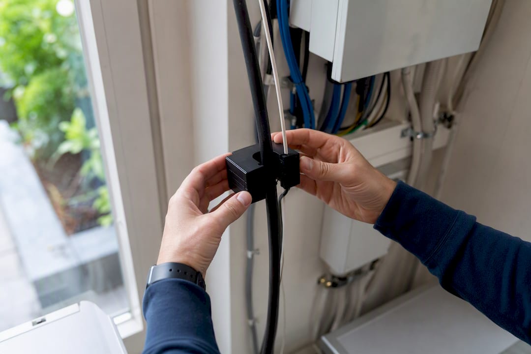 Plaatsen van een splitsbare stroomtransformator om een kabel