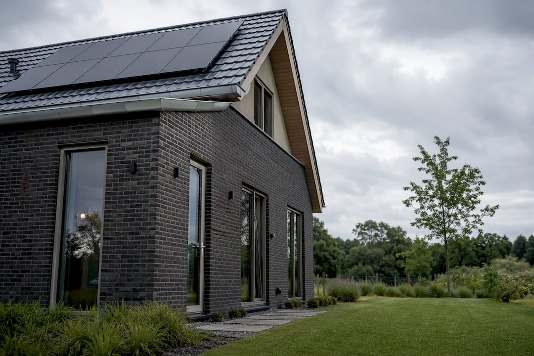 Duurzaam en uitstekend geïsoleerd huis met zonnepanelen op het dak