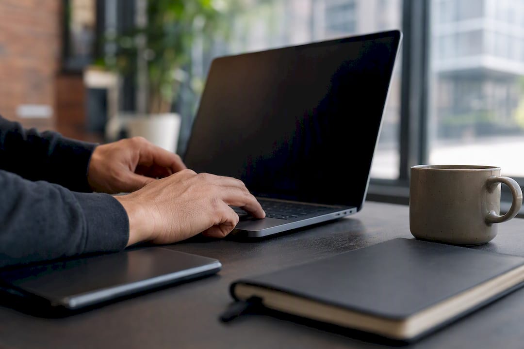 Een hand die op de muis klikt om een Google Ads-campagne te starten