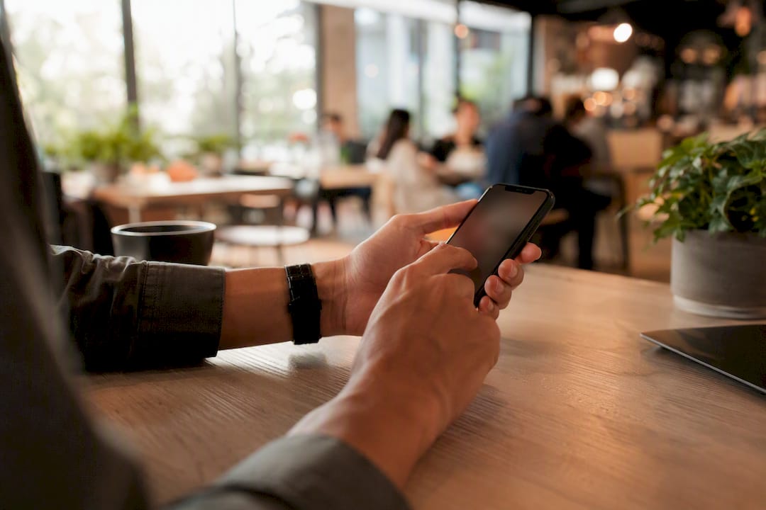 Iemand krijgt een melding van een webshop op zijn smartphone en reageert daar direct op.