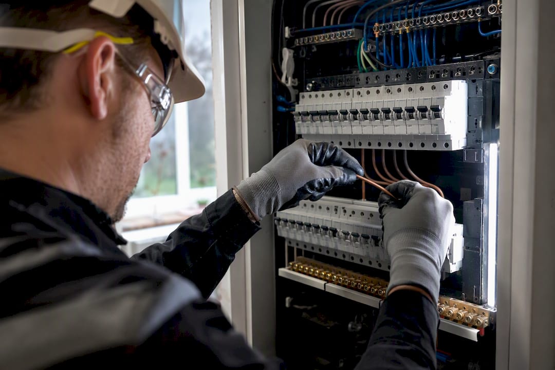 Elektricien sluit een laagspanningsverdeelbord aan