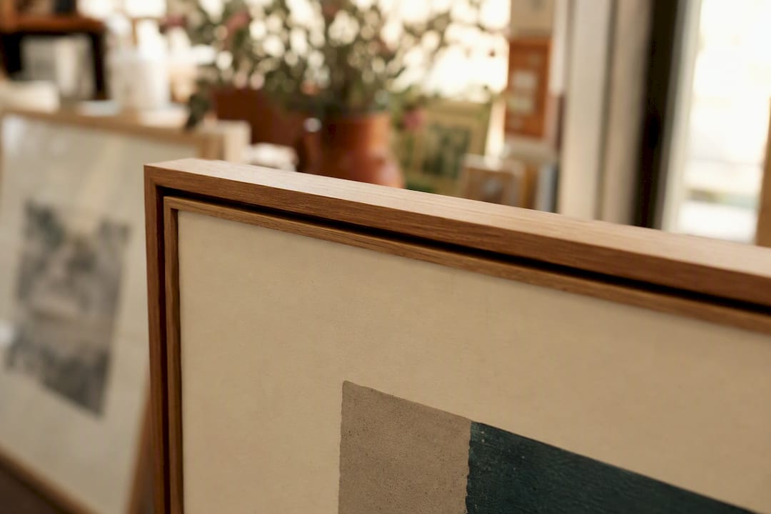 Close-up of rabbet recessed lip in standard frame