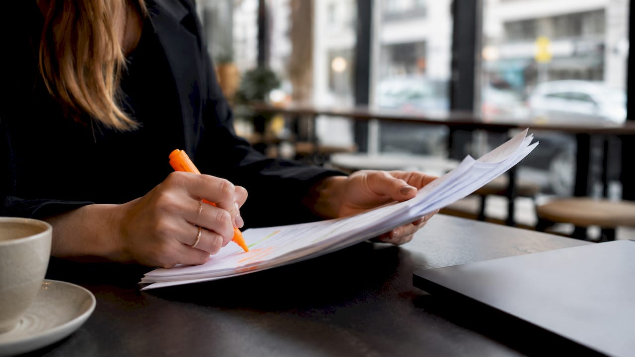 Met de hand notities maken op douanepapieren