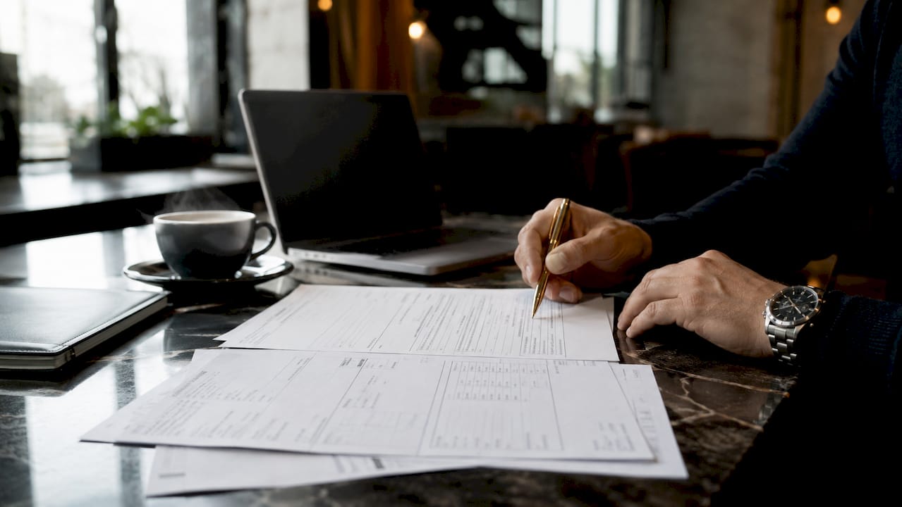 Bovenaanzicht van onmisbare logistieke formulieren en documenten