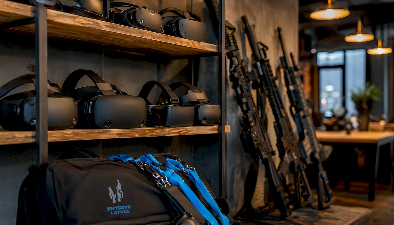 Virtuālās realitātes un airsofta aprīkojums gatavs lietošanai