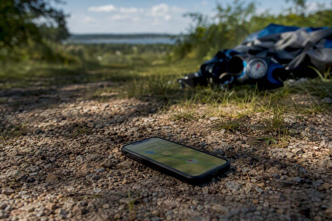 Viedtālrunis ar GPS kartes izgaismojumu un blakus izpletņa siksna