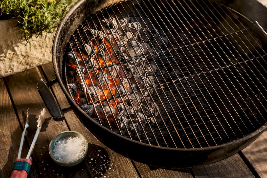 Grill z wyraźnie zaznaczonymi strefami temperatur