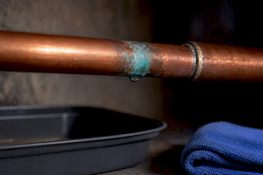 Fuite apparente et corrosion sur un tuyau en cuivre