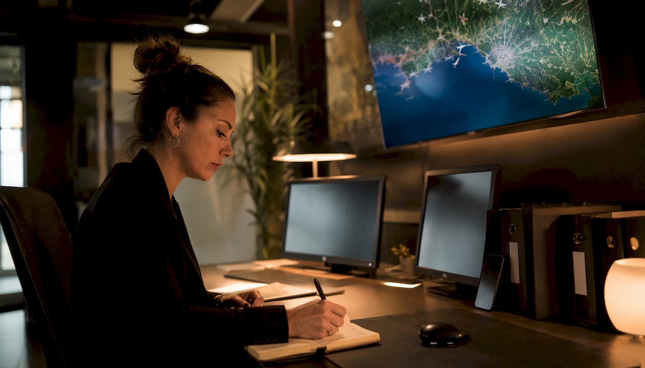 Dispatcher monitoring airport flight arrivals for transfers