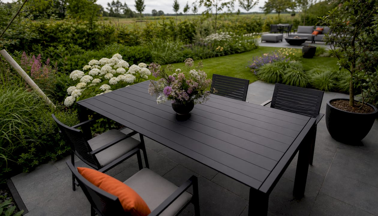 Detailansicht eines Aluminium-Terrassentischs mit Pulverbeschichtung