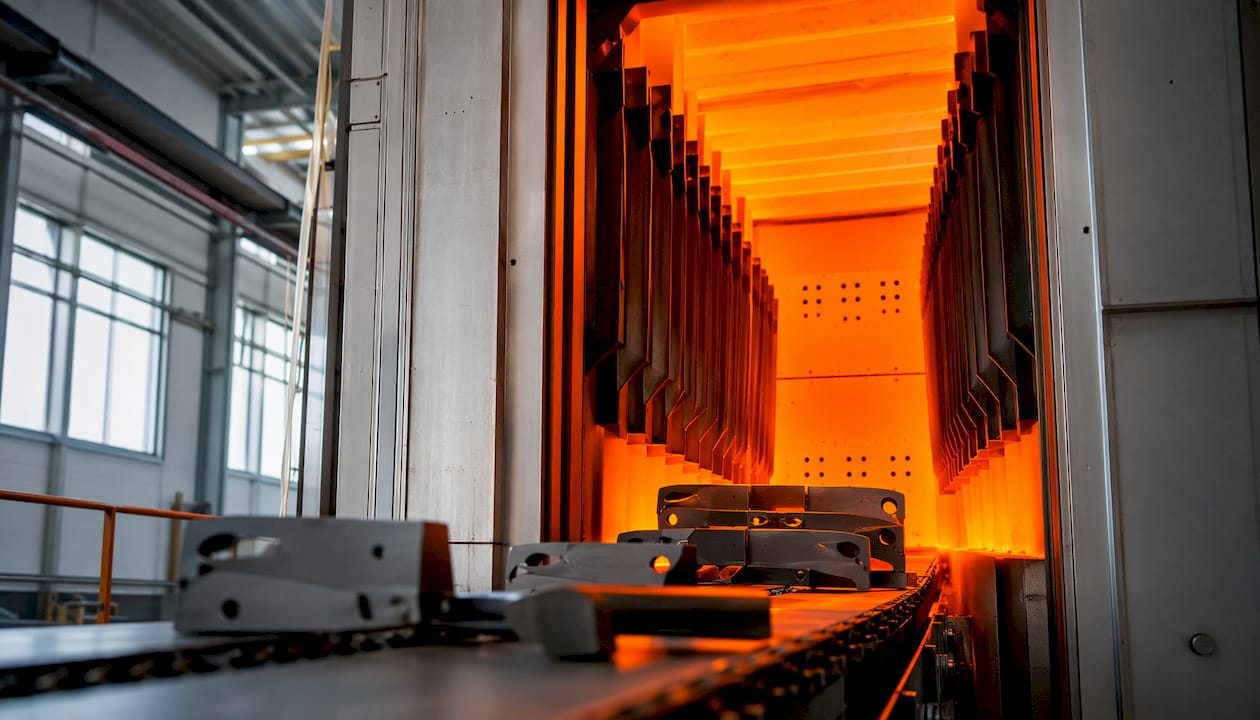 Metallkomponenten werden bei hohen Temperaturen im Einbrennofen erhitzt.