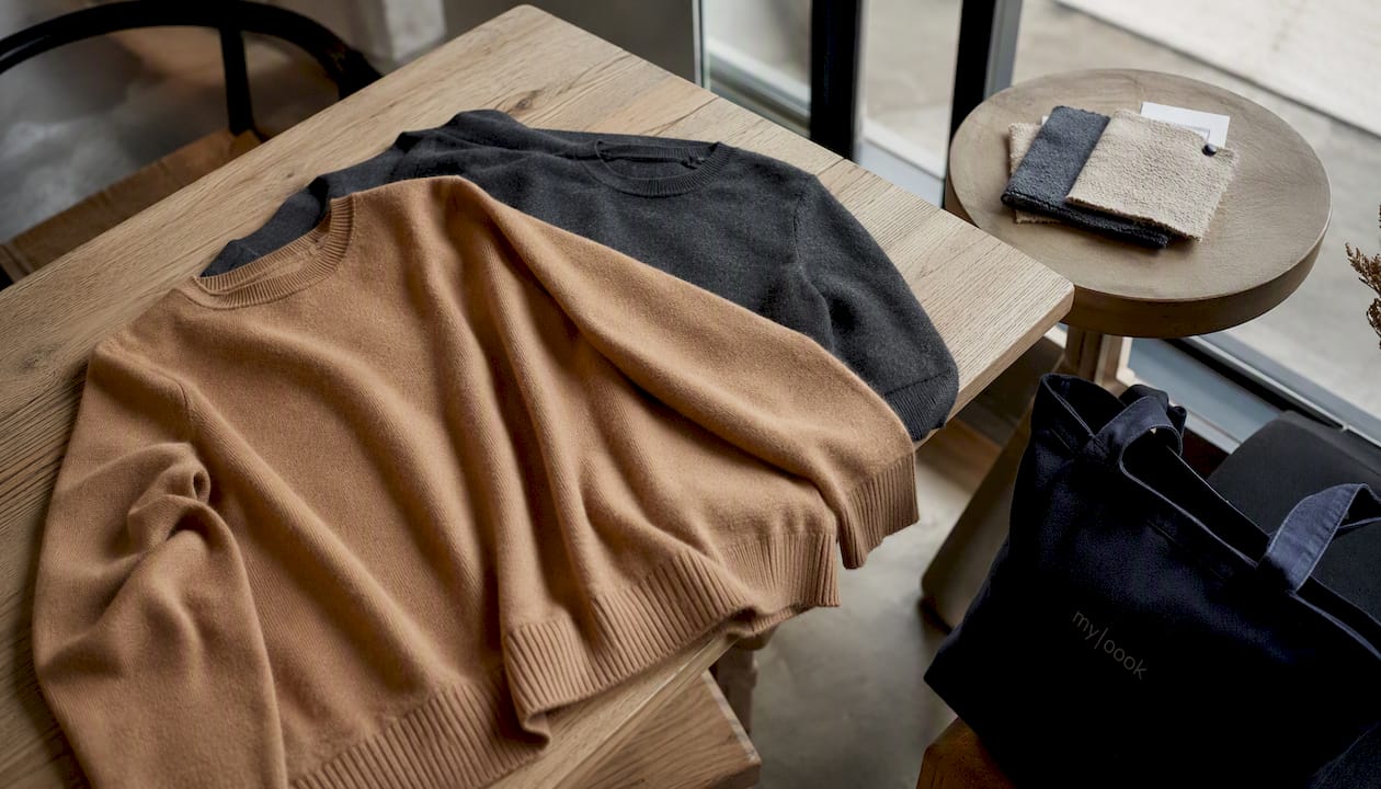 Luxuriöser Pullover aus feinstem Kaschmir und Merinowolle, elegant über die Schultern gelegt