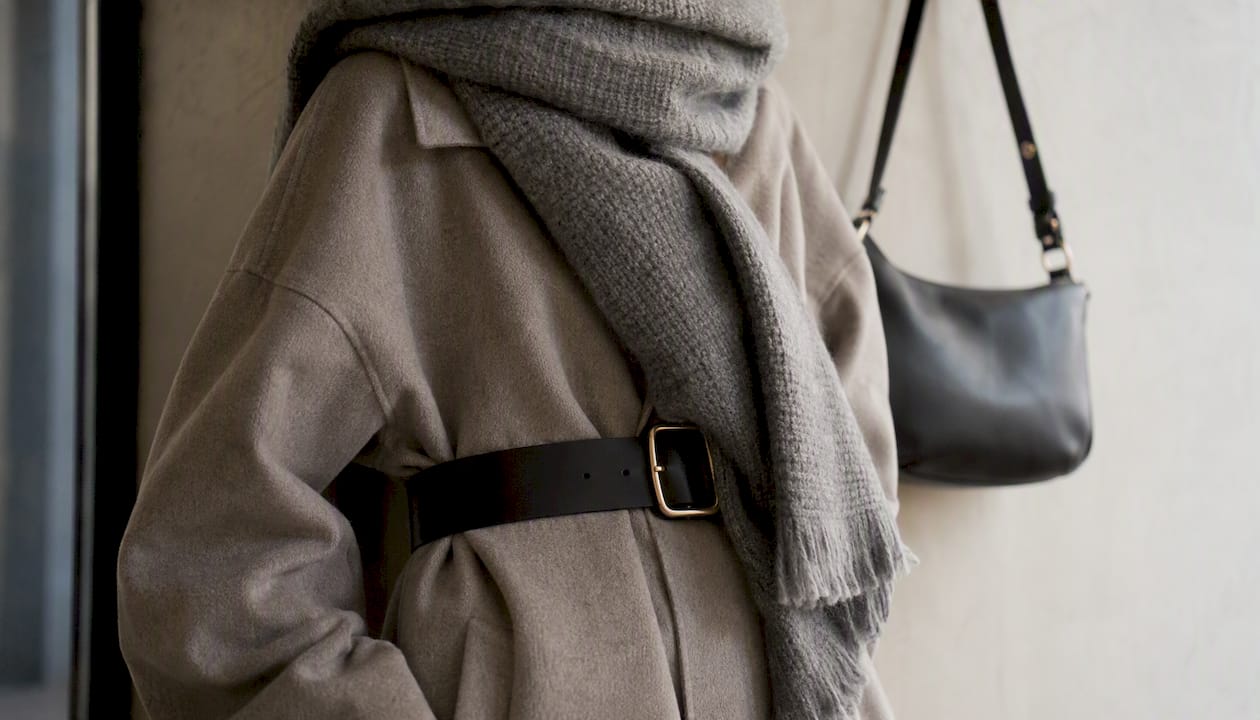 Mantel modisch kombiniert mit Schal, Gürtel und passender Tasche – so wird aus jedem Outfit ein Hingucker.