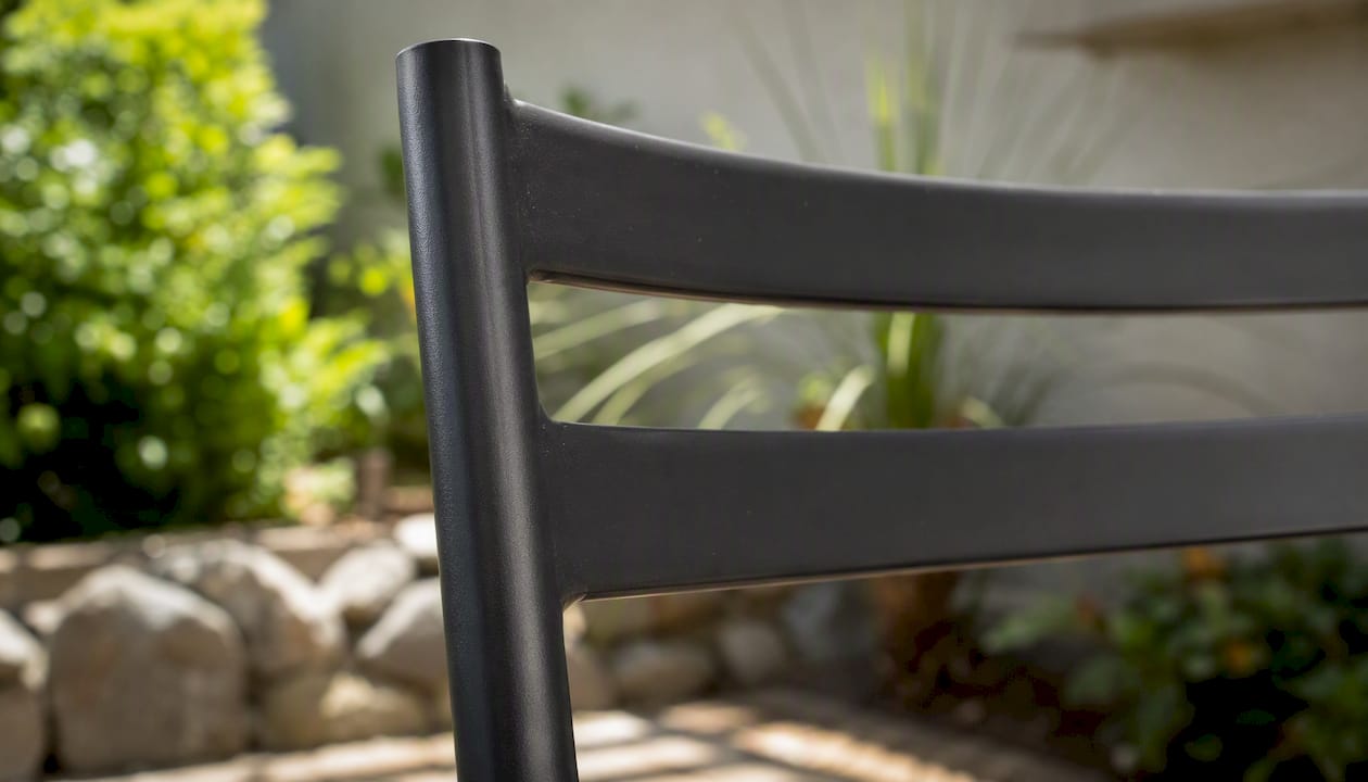 Nahaufnahme der pulverbeschichteten Armlehne eines Gartenstuhls
