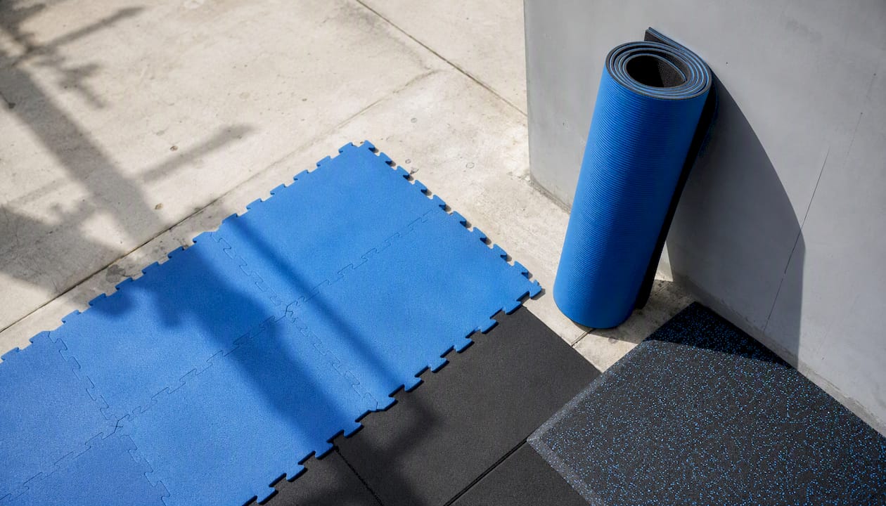 Verschiedene Arten von rutschfesten Matten im Dojo: Ein Überblick über die gängigsten Mattenlösungen für mehr Sicherheit und Komfort beim Training.