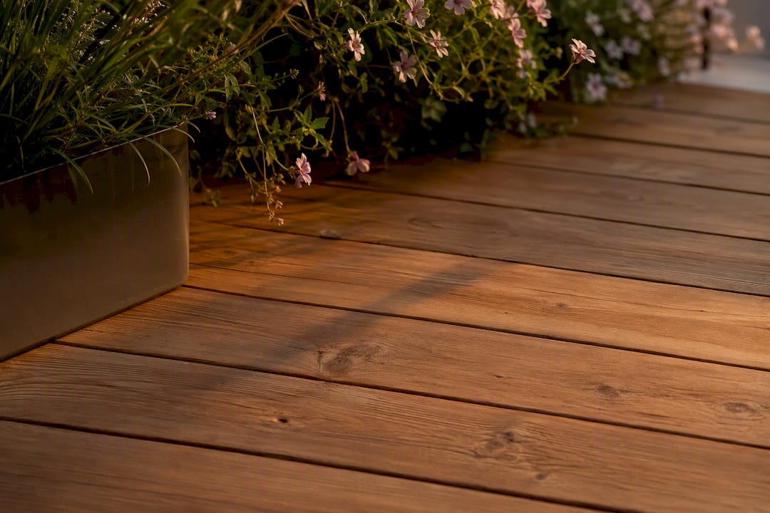 Die natürliche Holzmaserung der Terrasse im Sonnenlicht