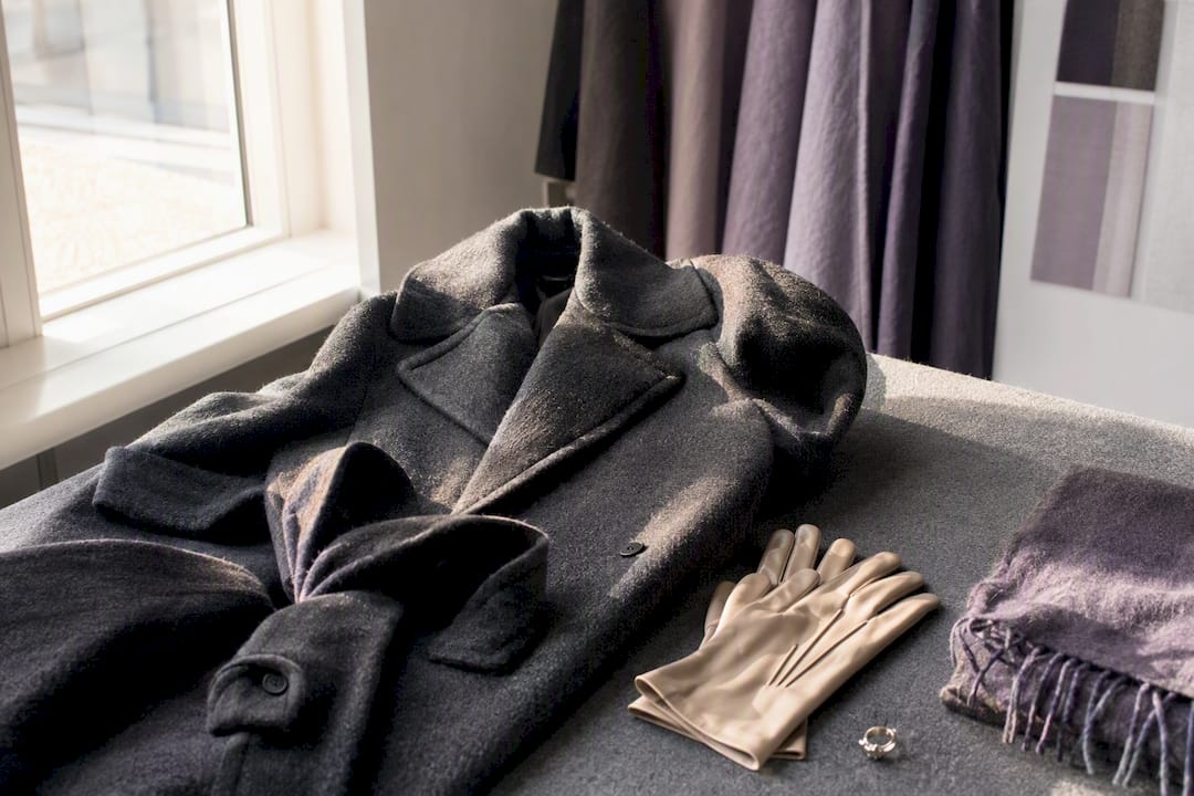 Ärmel eines Wintermantels mit Handschuh und passendem Zubehör