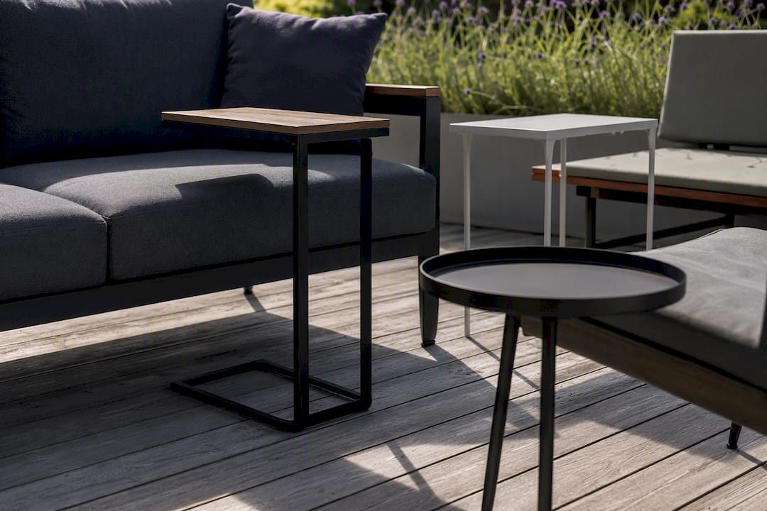 Drei verschiedene Arten von Beistelltischen neben Outdoor-Sofas