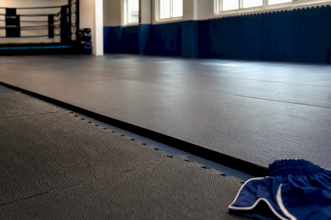 Kombination aus Rollmatten und Puzzlematten im Trainingsbereich