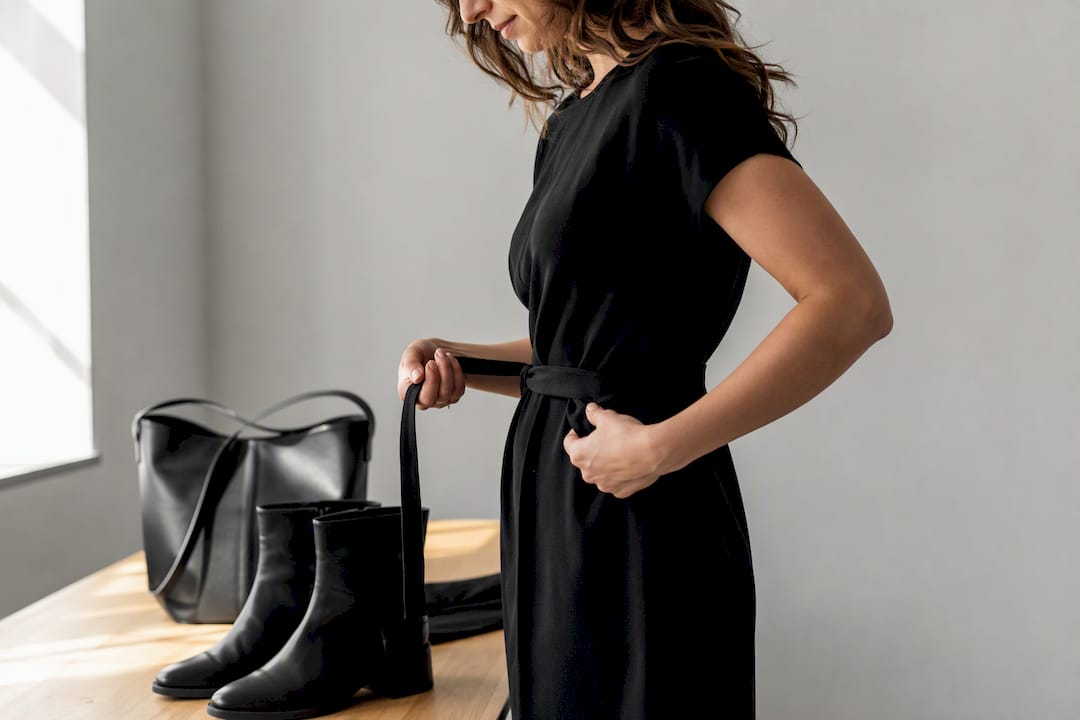 Detailaufnahme: Schwarzes Kleid mit Accessoires kombinieren