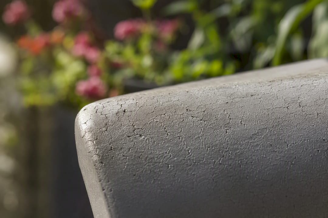 Makroaufnahme einer beschädigten Polymeroberfläche an Gartenmöbeln