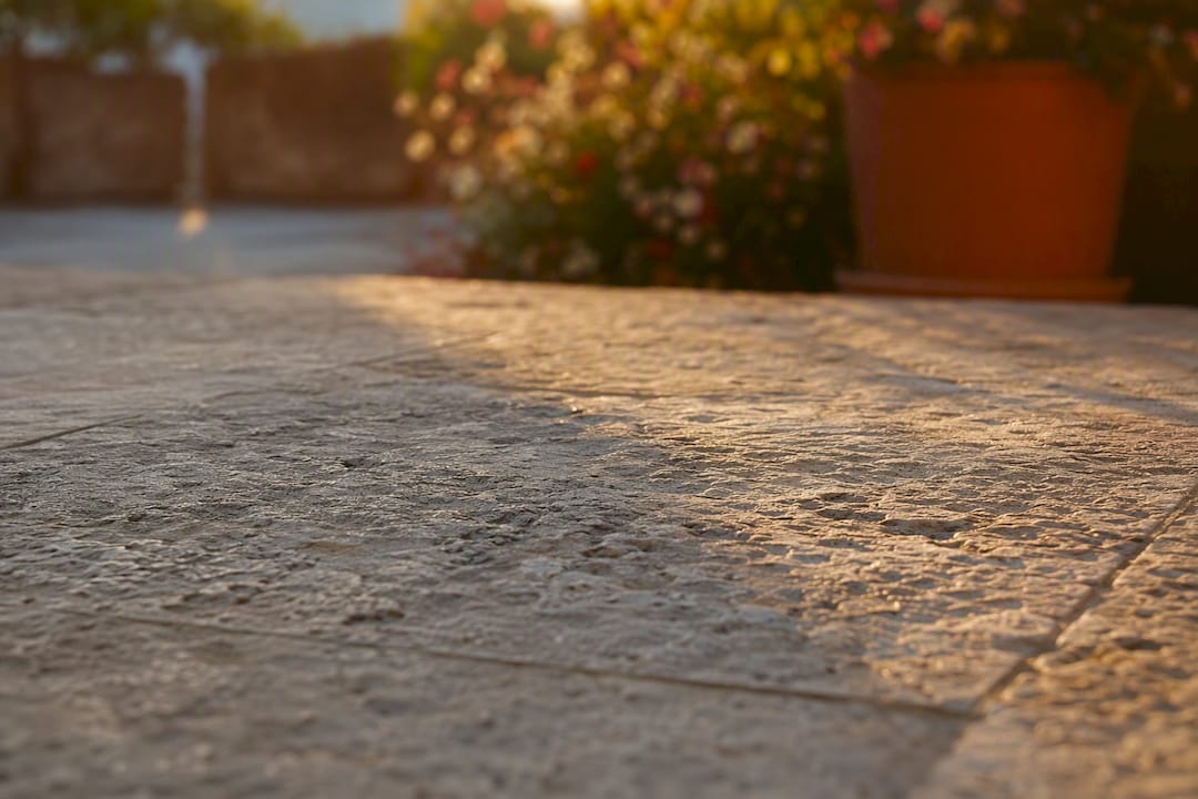 Strukturierte, rutschfeste Steinboden-Detailaufnahme der Terrasse