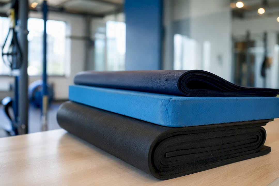 Gestapelte Gymnastikmatten mit unterschiedlicher Dicke