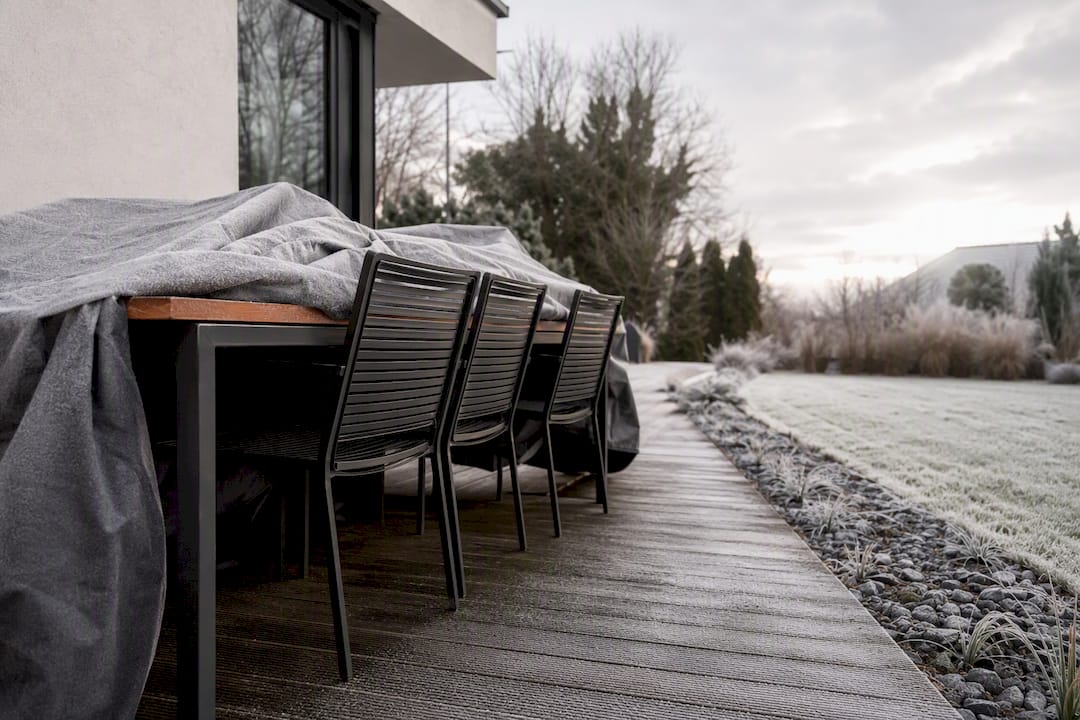 Szene zum Winterschutz von Stahl-Gartenmöbeln
