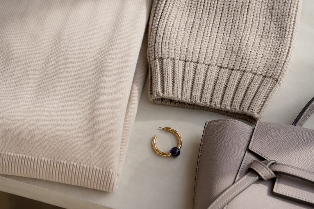 Feinstrick und Grobstrick mit sorgfältig ausgewählten Accessoires