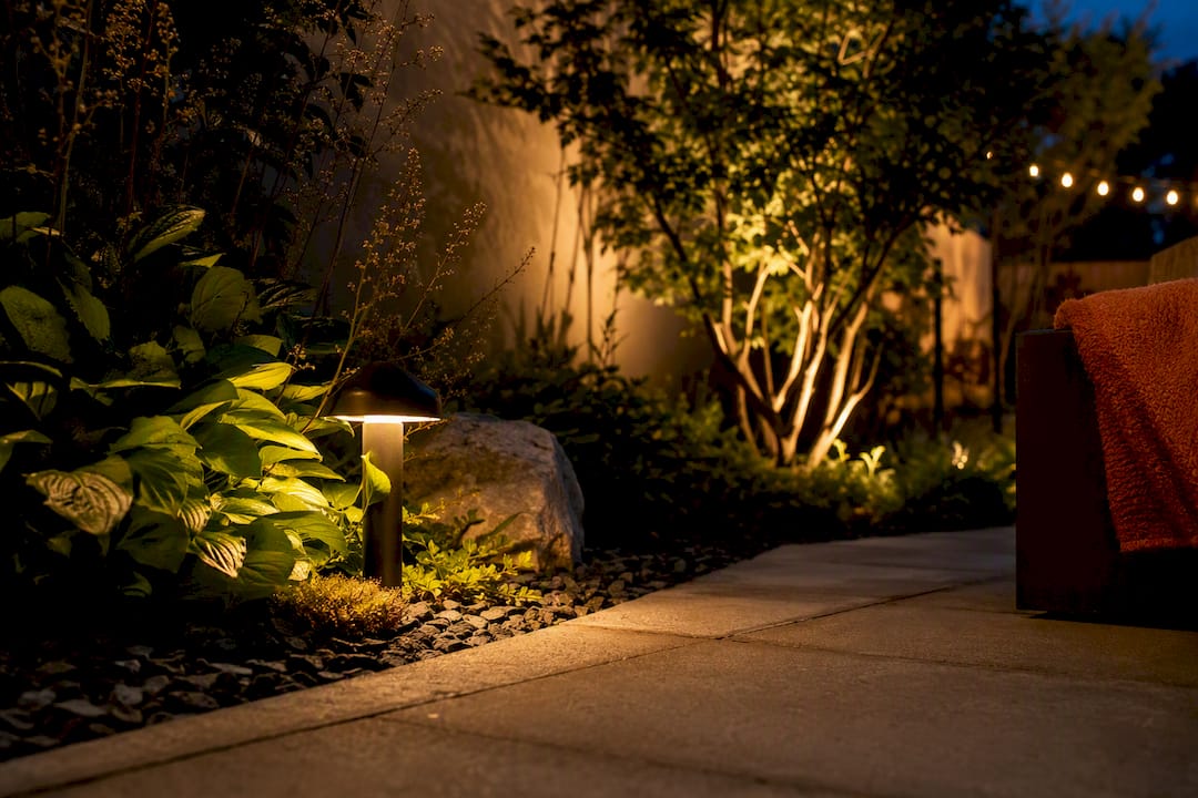Mehrschichtige, warmweiße Gartenbeleuchtung am Abend