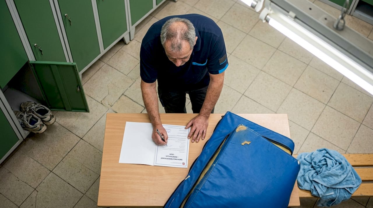 Ein Mann überprüft das Sicherheitszertifikat einer Turnmatte.