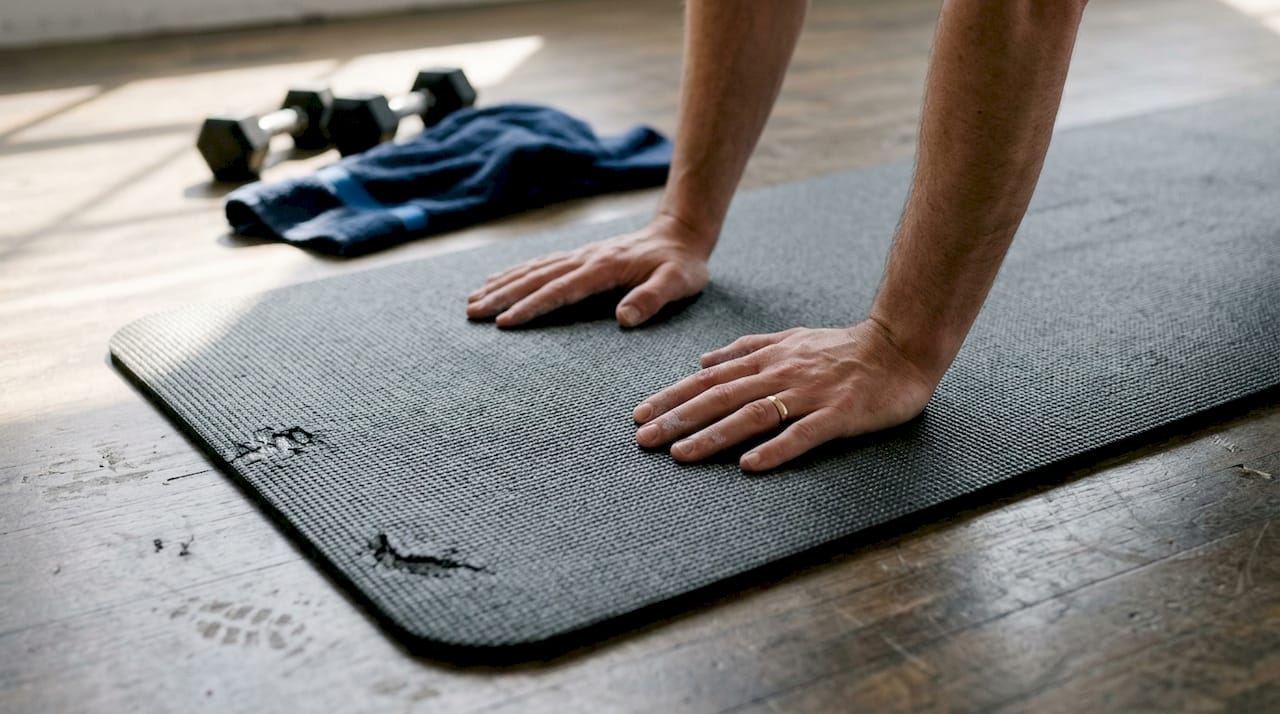 Mit den Händen wird die Oberfläche einer EVA-Schaumstoffmatte auf ihre Beschaffenheit geprüft.