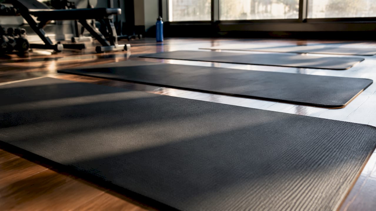 Anthrazitfarbene Gymnastikmatten in matter Optik aus der Vogelperspektive