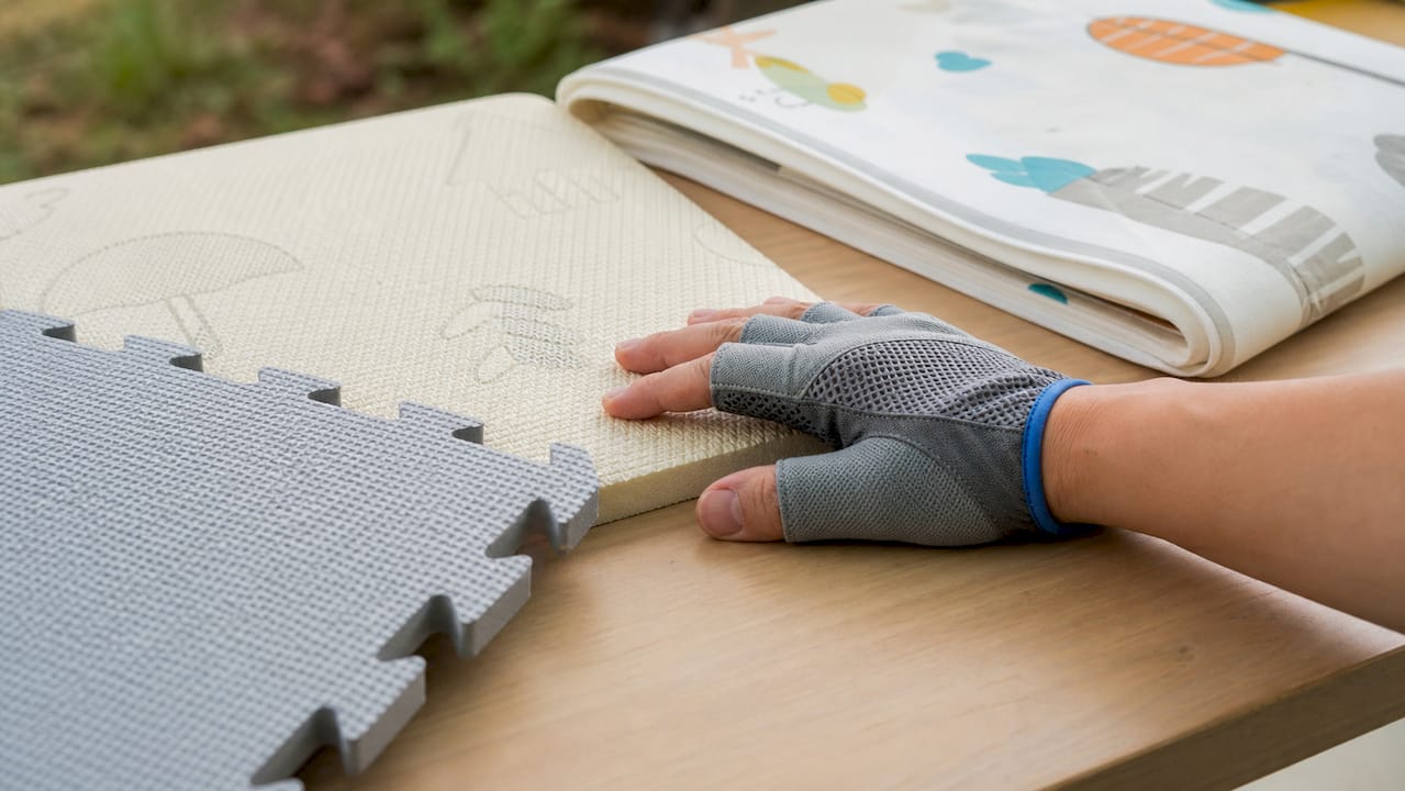Detailaufnahme verschiedener Materialproben für Kindermatten