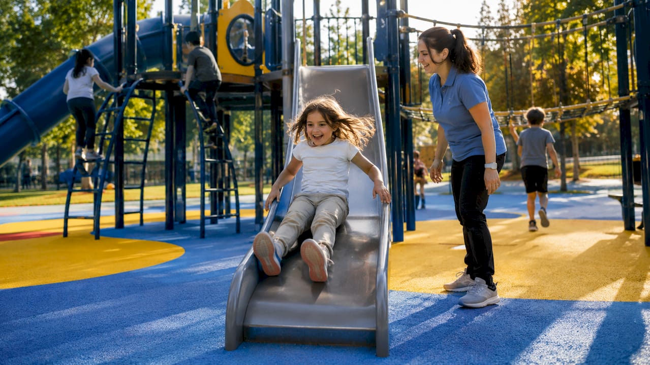 Unbeschwertes Spielen auf sicheren Fallschutzmatten – so können Kinder sich auf dem Spielplatz nach Herzenslust austoben.