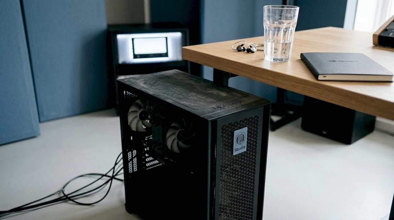 Leiser Studio-PC mit einem fortschrittlichen Kühlsystem, das diskret unter dem Schreibtisch platziert wird.
