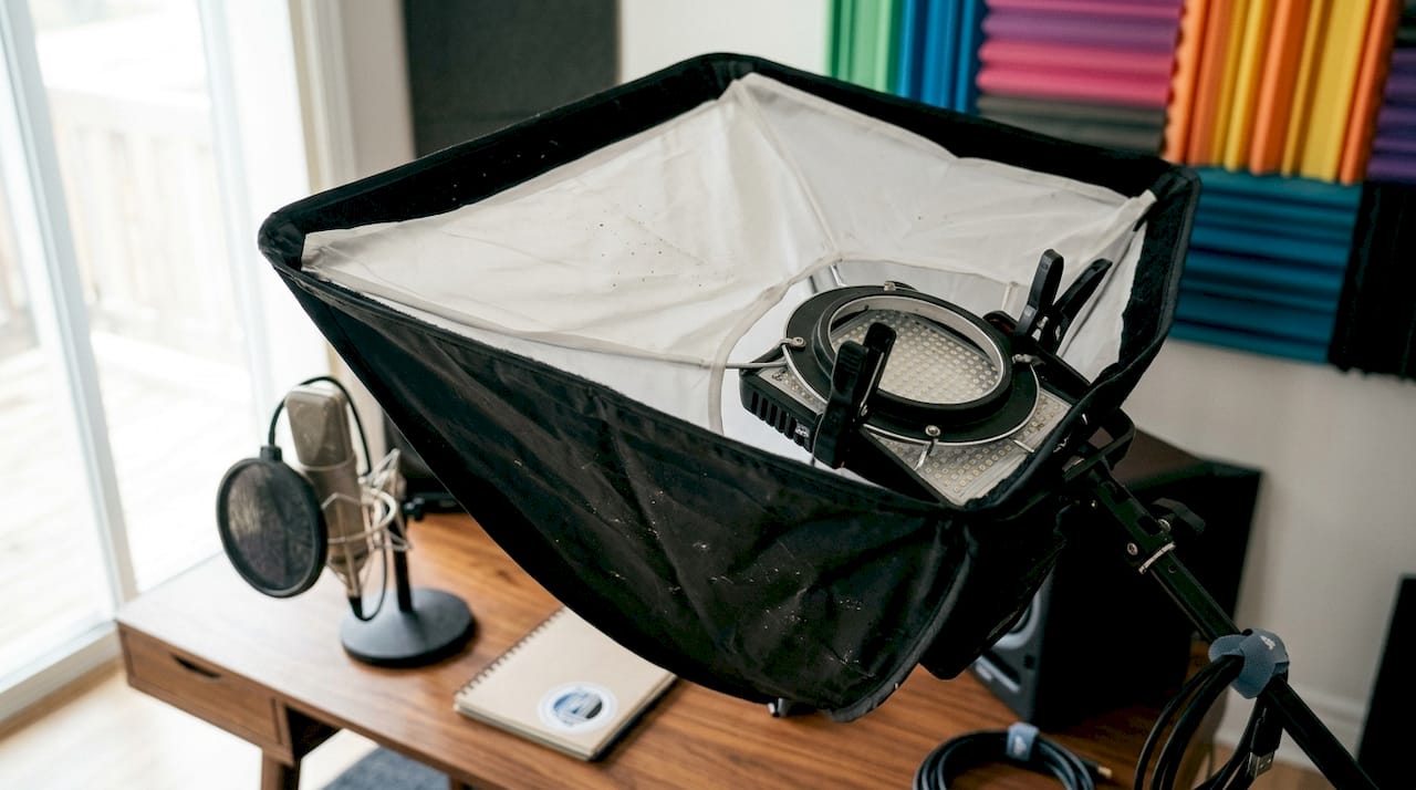 Studio Lighting Options for Musicians and Videographers 1 In a professional music studio, a softbox is often used to diffuse the light in a subtle way. This allows musicians and technicians to work in a pleasant atmosphere, without distracting shadows or harsh light.
