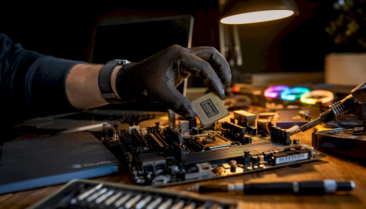 Die Rolle der CPU bei der Videobearbeitung: Was Sie wissen müssen 1 Nahaufnahme von Händen, die einen Prozessor auf die Hauptplatine setzen