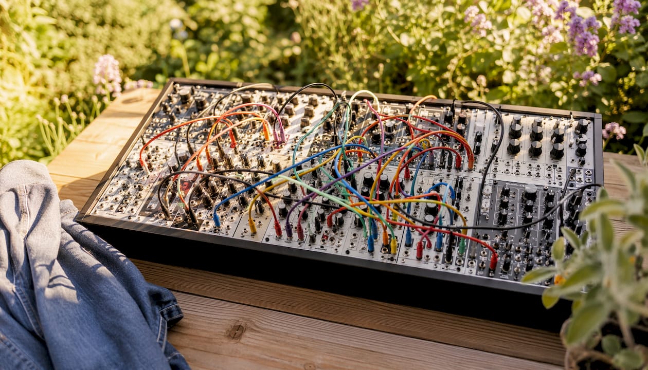 Présentation des synthétiseurs audio pour les musiciens et les producteurs 1 Vue de dessus des câbles de raccordement sur un synthétiseur modulaire
