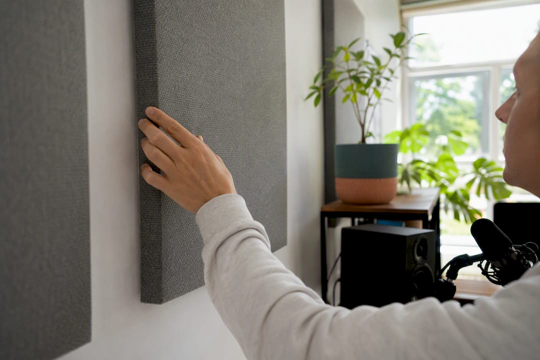 Opnemen geluid: snel en gratis starten met de juiste app 1 Met de hand een akoestisch paneel aanbrengen op de muur van je thuisstudio.
