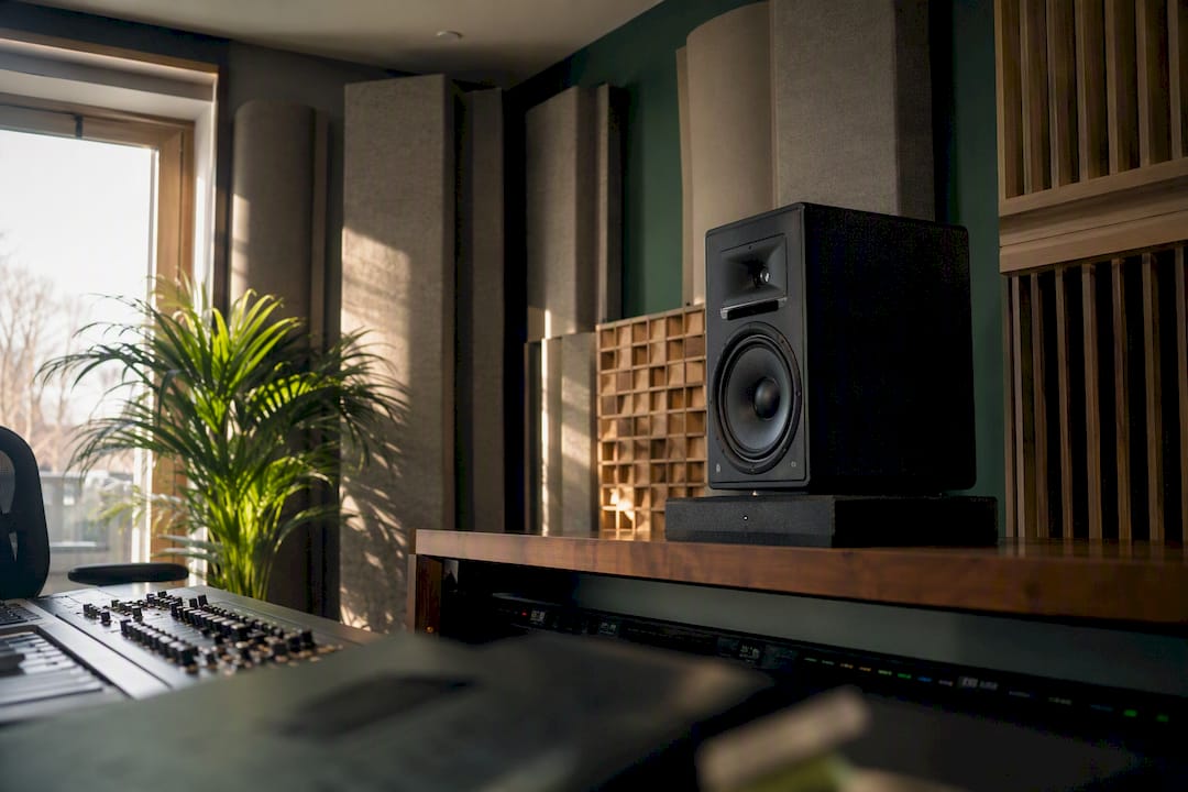 Akoestische panelen en studiomonitor in hoek van studio