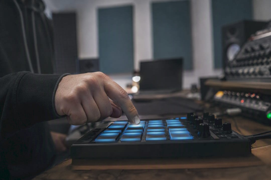 Hand die een knop op DAW-controller indrukt